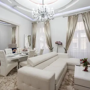 Opera Balkony Luxury With Free Parking Apartment